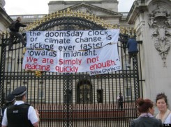 Climate protest at Buckingham Palace